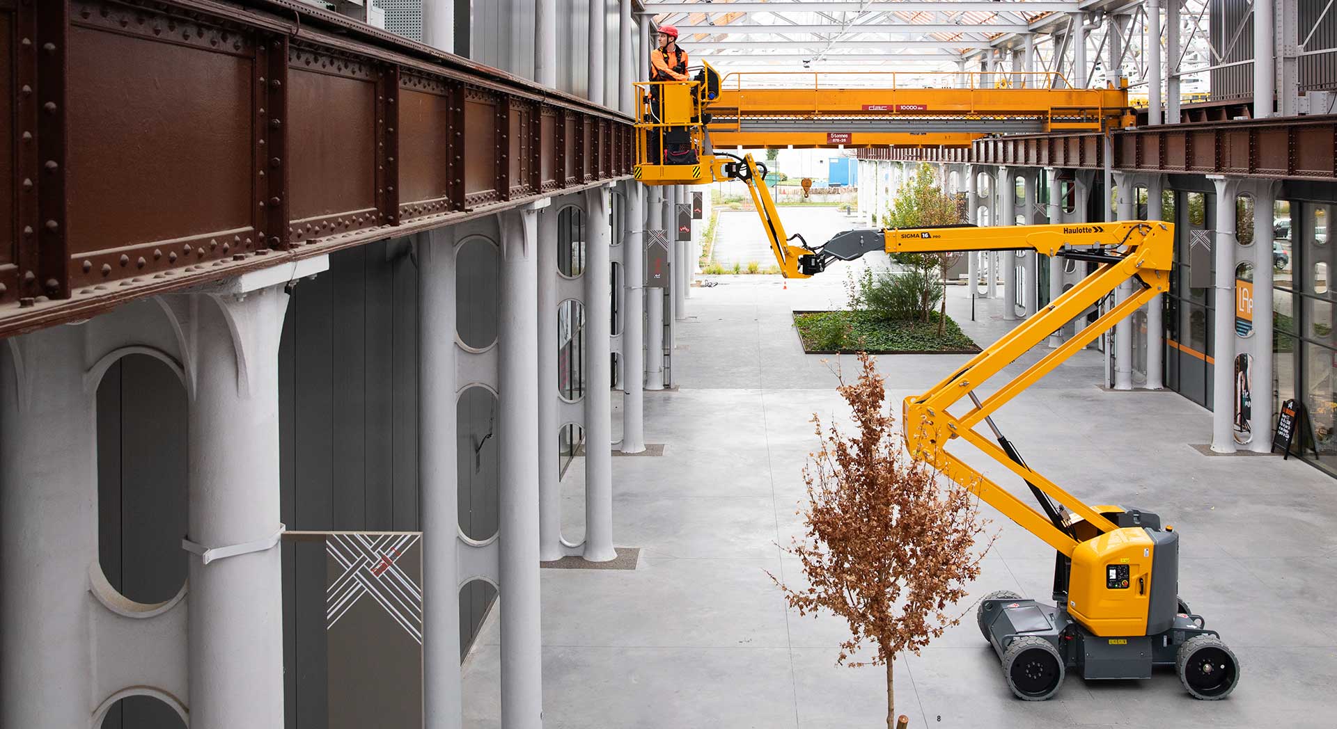 Elektryczne podnośniki przegubowe Haulotte – nowoczesna alternatywa dla maszyn spalinowych